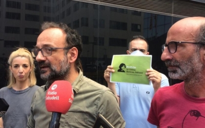 Imatge de Benet Salellas i Joan Jubany a les portes dels Jutjats de Sabadell | Roger Benet